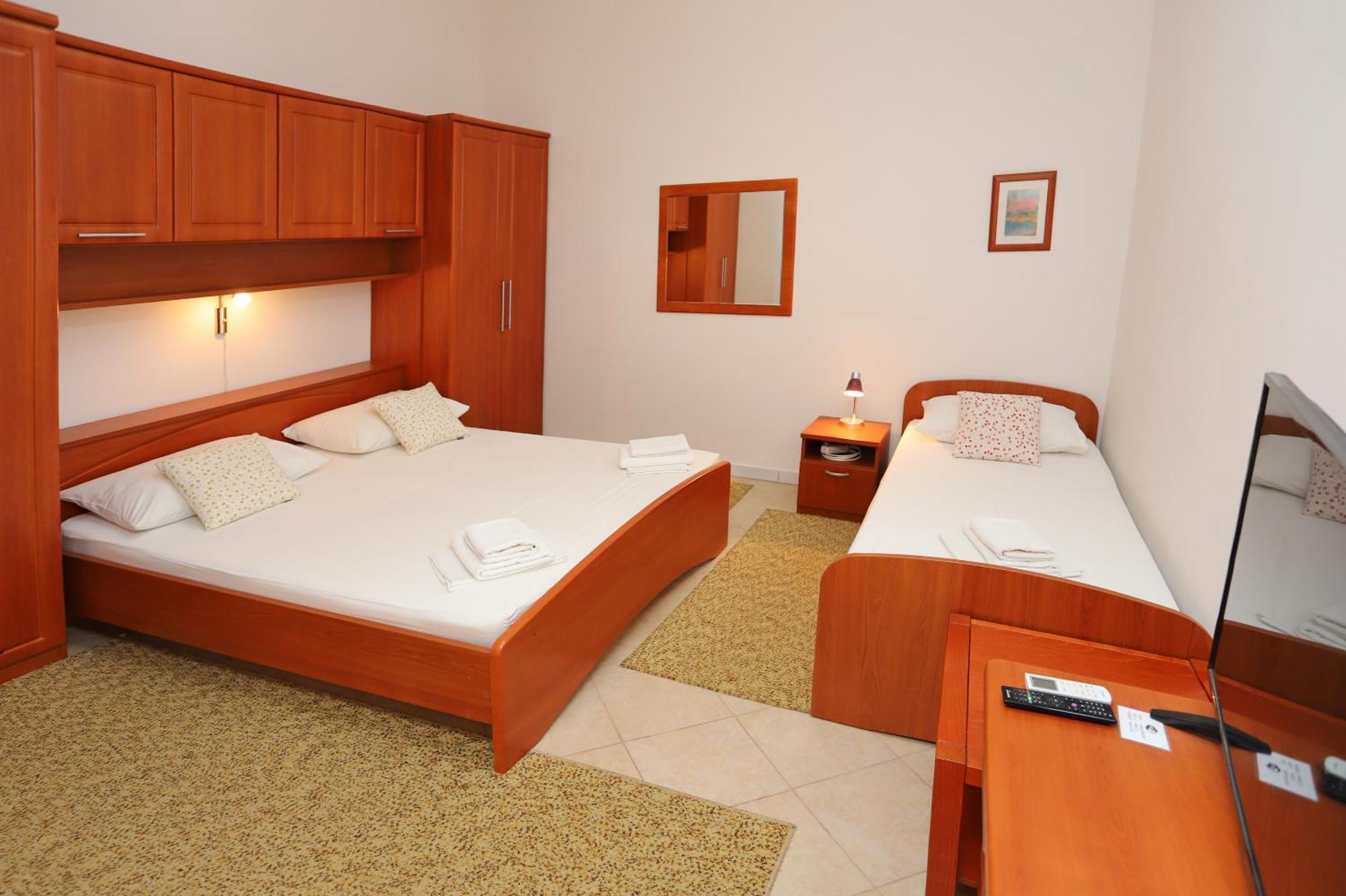 Apartments Edita & Robert ล็อควา โรโกซนิตซา ภายนอก รูปภาพ